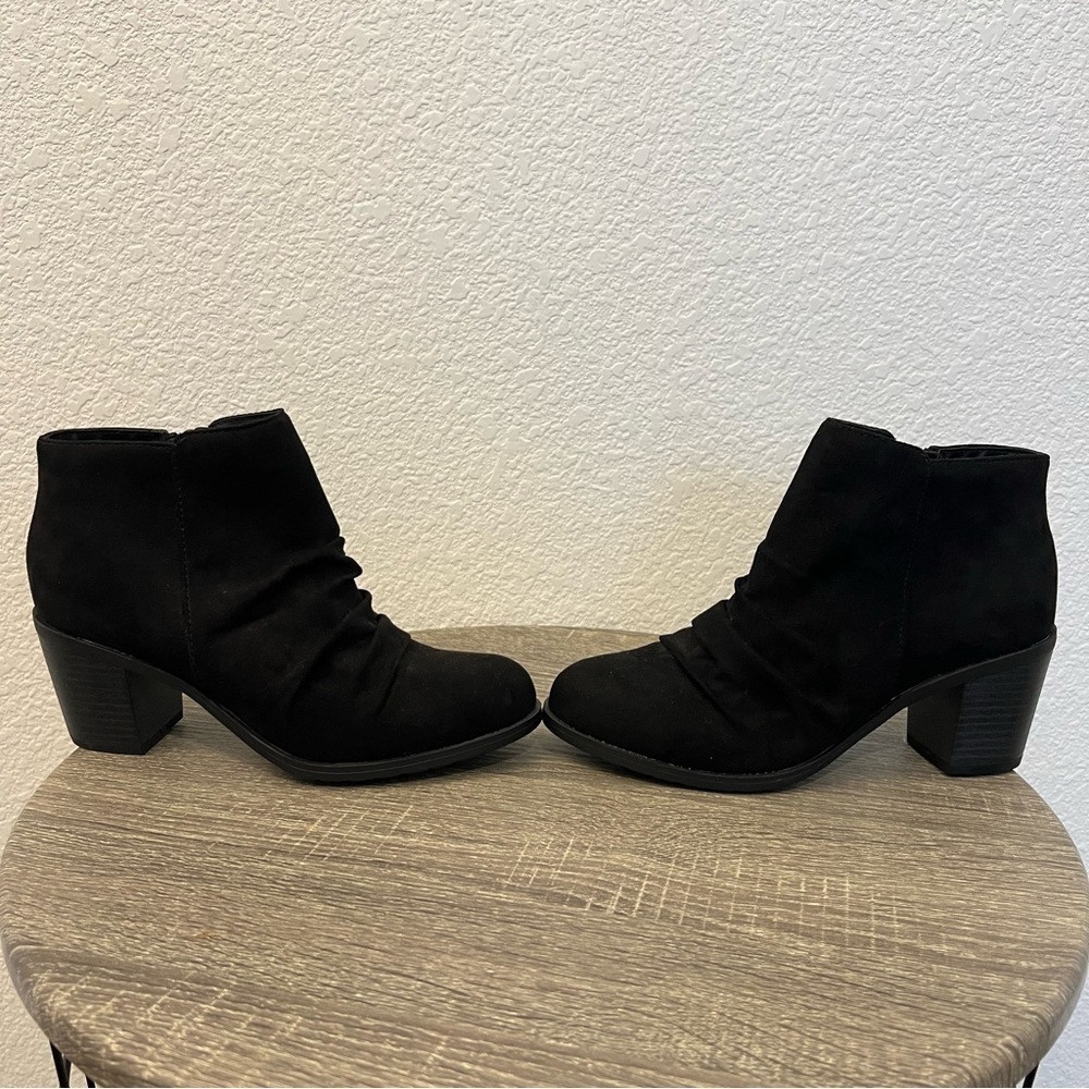 Arizona Jeans Oakes Black Faux Suede Ruched Stacked Heel Bootie Ankle Boots- 6 - Picture 5 of 12